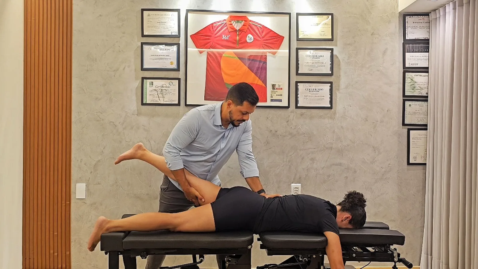 Dr. Pedro Rosário aplicando técnica manual em paciente na maca de quiropraxia