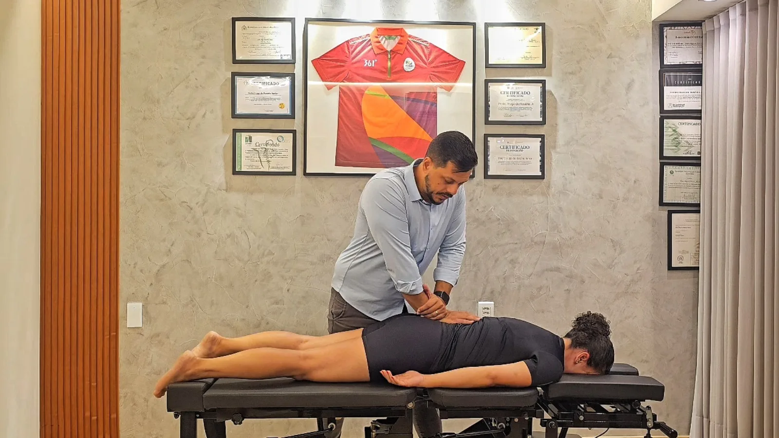 Dr. Pedro Rosário aplicando o método P.I.L.A.R. em paciente na maca de quiropraxia