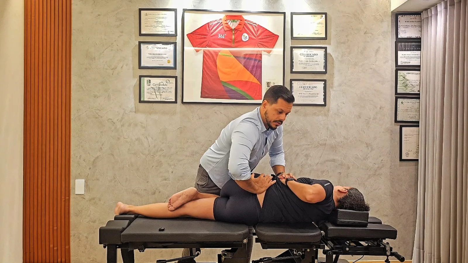 Dr. Pedro Rosário realizando ajuste de quiropraxia na maca de flexo-distração no Instituto Perseverar em Contagem